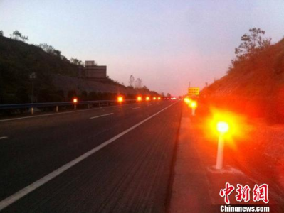 “12日大雾笼罩，安徽江西多路段封闭，公路出行迎来小高峰”